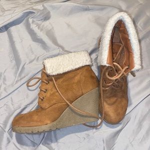 Great condition- little wear on soles 
Cognac ankle booties